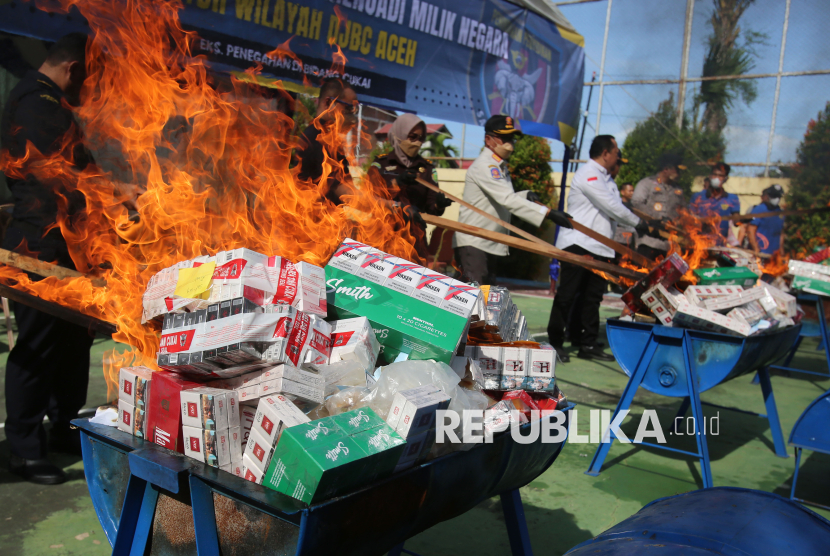 Bea Cukai Aceh Musnahkan Ratusan Ribu Rokok Impor Ilegal