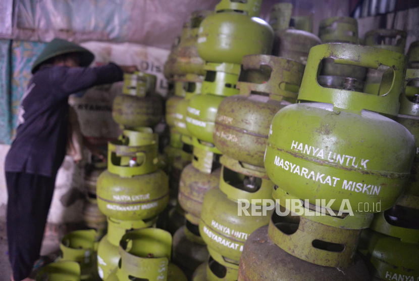 Pekerja menata gas elpiji 3 kg bersubsidi di salah satu pangkalan di Kawasan Bukit Duri, Jakarta, Jumat (26/4/2024). Pemerintah mulai memberlakukan pembelian gas elpiji 3 kilogram dengan menunjukkan kartu tanda penduduk (KTP) per 1 Juni 2024. Kebijakan ini diterapkan agar penyaluran LPG bersubsidi alias gas melon tepat sasaran.