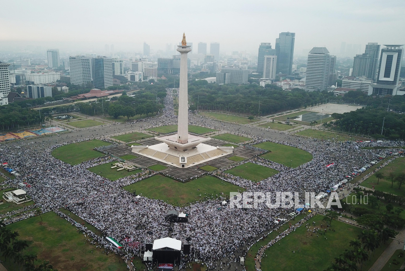 Ribuan massa mengikuti Aksi Damai Aliansi Rakyat Indonesia Bela Palestina di Kawasan Monas, Jakarta, Ahad (5/11/2023). Dalam aksi tersebut mereka mengecam Serangan Israel ke Palestina yang telah menewaskan ribuan warga Palestina. 