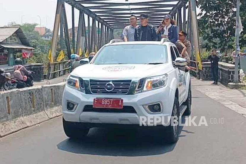 Wali Kota Bogor Bima Arya Sugiarto melaksanakan patroli ke beberapa titik di Kota Bogor bersama Tim Tangkas, Jumat (20/10/2023). Dalam patroli ini ia menertibkan sejumlah PKL dan atribut partai yang dilaporkan mengganggu warga. 