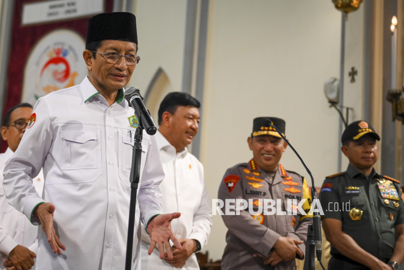 Menteri Agama Nasaruddin Umar (kiri) menyampaikan keterangan saat meninjau keamanan di Gereja Katedral, Jakarta, Selasa (24/12/2024). Peninjauan langsung tersebut guna memastikan rangkaian perayaan Natal berjalan lancar, aman, dan damai.  