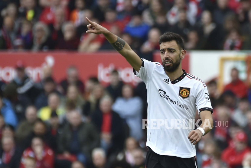 Bruno Fernandes dari Manchester United beraksi pada pertandingan sepak bola Liga Premier Inggris antara Nottingham Forest dan Manchester United di City ground di Nottingham, Inggris, Ahad, (6/4/2023).