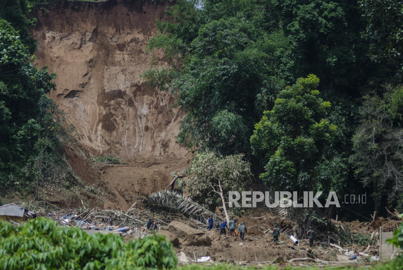 Sejumlah tim SAR Gabungan mengevakuasi sisa puing akibat bencana longsor, (ilustrasi). Indonesia menjadi salah satu negara dari 35 negara di dunia yang memiliki potensi risiko bencana paling tinggi.