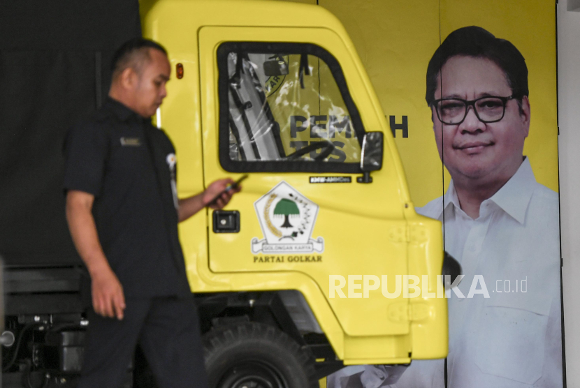 Pekerja melintas di depan poster Airlangga Hartarto di DPP Partai Golkar, Jakarta, Ahad (11/8/2024). Airlangga Hartarto mengundurkan diri dari jabatan Ketua Umum Partai Golkar. 