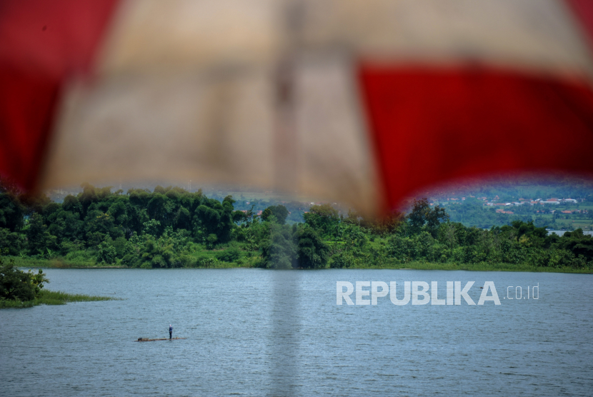 Seorang nelayan mencari ikan di Waduk Jatigede, Kabupaten Sumedang, Jawa Barat.