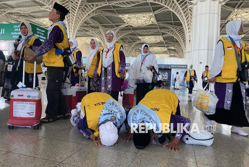 Jamaah haji asal Pekanbaru, Riau dengan nomor penerbangan BTH 3 melakukan sujud syukur saat tiba di Bandara Amir Mohammed bin Abdul Aziz, Ahad (4/5/2025) sore Waktu Arab Saudi. 