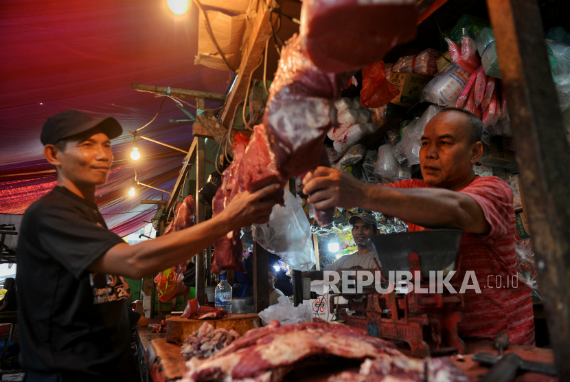 Pedagang daging sapi melayani pembeli di pasar tradisional Pasar Minggu, Jakarta Selatan, Senin (4/3/2024).