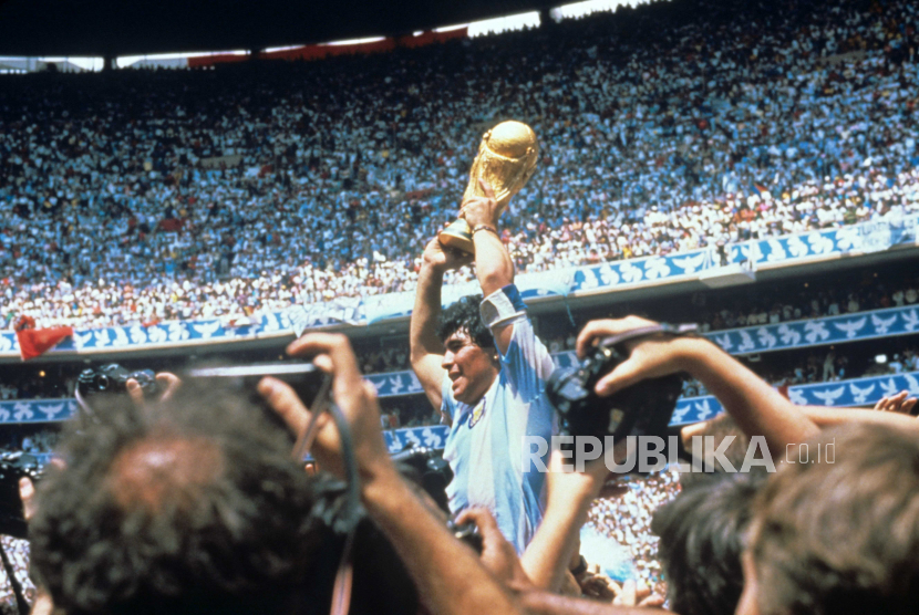 epa08841584 (FILE) - Argentinian soccer legend Diego Armando Maradona lifts the FIFA World Cup trophy after defeating Germany at the Azteca stadium in Mexico City, Mexico, 29 June 1986 (re-issued on 25 November 2020). Diego Maradona has died after a heart attack, media reports claimed on 25 November 2020.  EPA-EFE/EFE