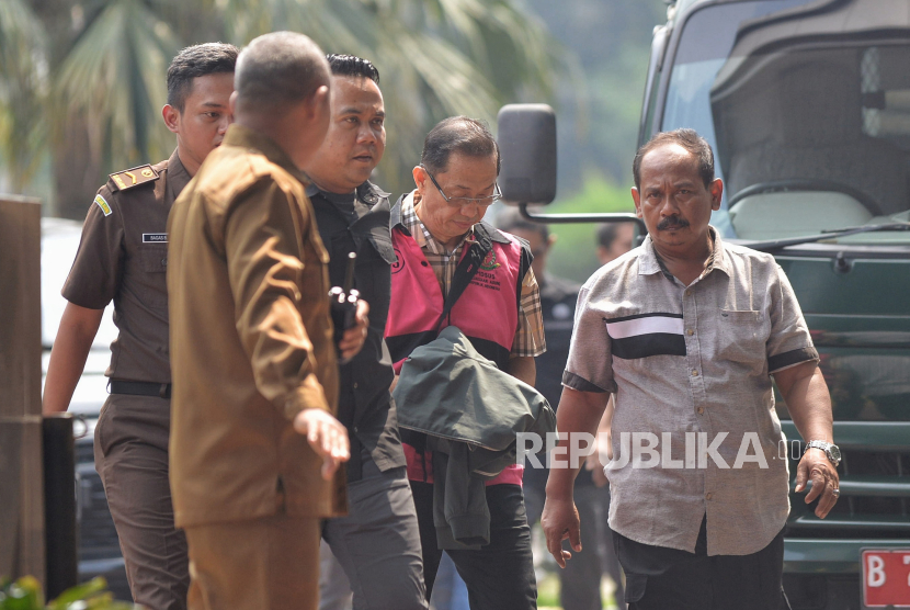 Jampidsus Kejagung membawa tersangka kasus korupsi timah Tamron Tamsil ke Kejaksaan Negeri Jakarta Selatan, Selasa (4/6/2024).