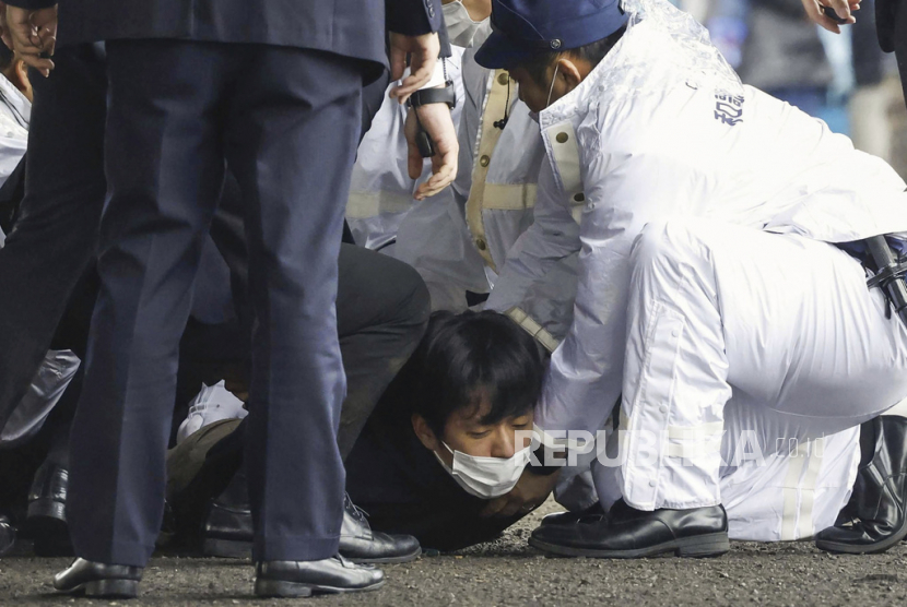  Seorang pria ditangkap setelah bom asap dilemparkan ke sebuah pelabuhan di Wakayama, Jepang barat pada Sabtu (15/4/2023).  Televisi NHK Jepang melaporkan pada Sabtu bahwa ledakan keras terjadi di pelabuhan Jepang barat selama Kunjungan Perdana Menteri Fumio Kishida, tapi tidak ada korban luka.