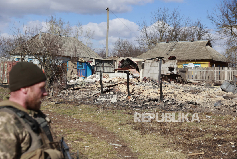 Sebuah garasi dengan mobil di dalamnya, rusak akibat pertempuran antara pasukan Rusia dan Ukraina di Lukyanivka, wilayah Kyiv, Ukraina, Senin, 28 Maret 2022