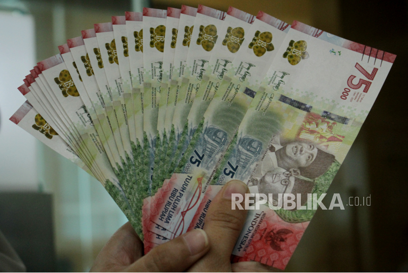 Warga menunjukkan uang baru pecahan Rp75 ribu di Kantor Cabang Bank Indonesia (BI) Sulawesi Selatan di Makassar, Sulawesi Selatan, Senin (26/4/2021). BI Sulsel mencatat penukaran Uang Peringatan Kemerdekaan 75 Tahun RI (UPK 75) pecahan Rp75 ribu di daerah itu sebulan terakhir bertambah sekitar 630 ribu lembar atau 30 persen dari kuota sebanyak 2,1 juta lembar sehingga transaksi keseluruhan telah mencapai 62 persen sedangkan sisanya sebesar 38 persen atau sekitar 798 ribu lembar diperkirakan habis sebelum Hari Raya Idul Fitri 1442 H. 