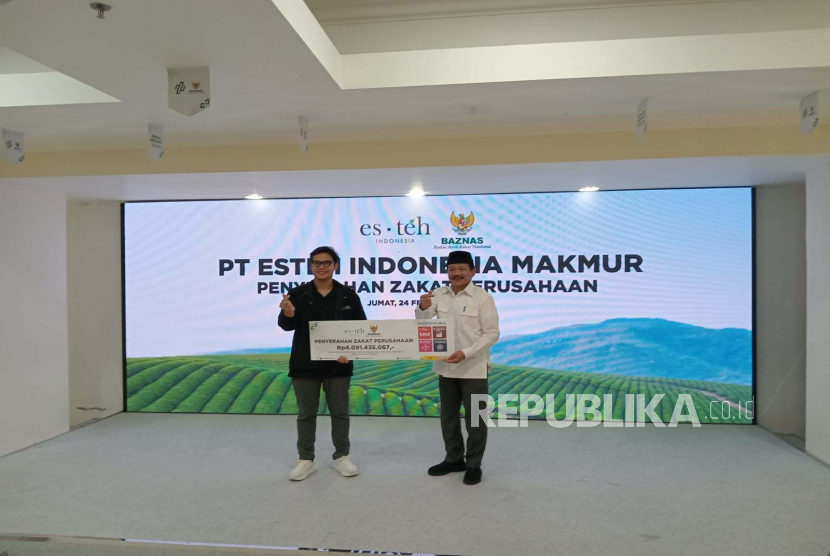 PT Esteh Indonesia Makmur menyerahkan zakat perusahaan senilai Rp 4 miliar kepada Badan Amil Zakat Nasional (Baznas) di kantor Baznas RI pada Jumat (24/2/2023).