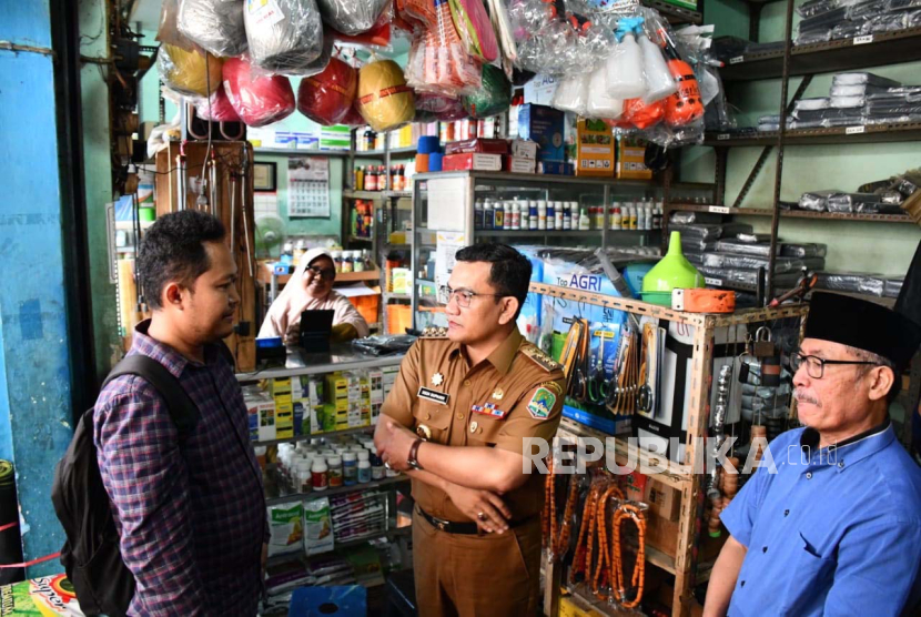 Penjabat (Pj) Bupati Majalengka Dedi Supandi melakukan inspeksi mendadak (sidak) ke kios pupuk di Pasar Rajagaluh, Kabupaten Majalengka, Jawa Barat, Senin (15/1/2024). 