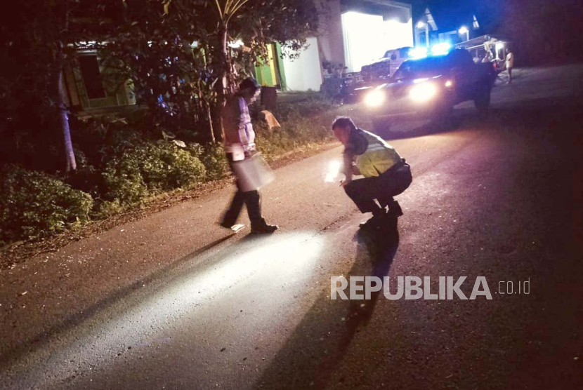 Polisi memeriksa lokasi kecelakaan lalu lintas di Jalan Manonjaya-Banjar, Kecamatan Manonjaya, Kabupaten Tasikmalaya, Jawa Barat, Selasa (2/1/2023). 