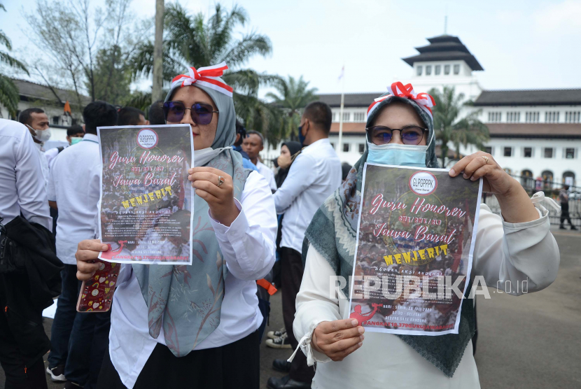 Puluhan guru honorer dari berbagai daerah di Jawa Barat menggelar aksi di depan Gedung Sate, Kota Bandung, Senin (25/7/2022).