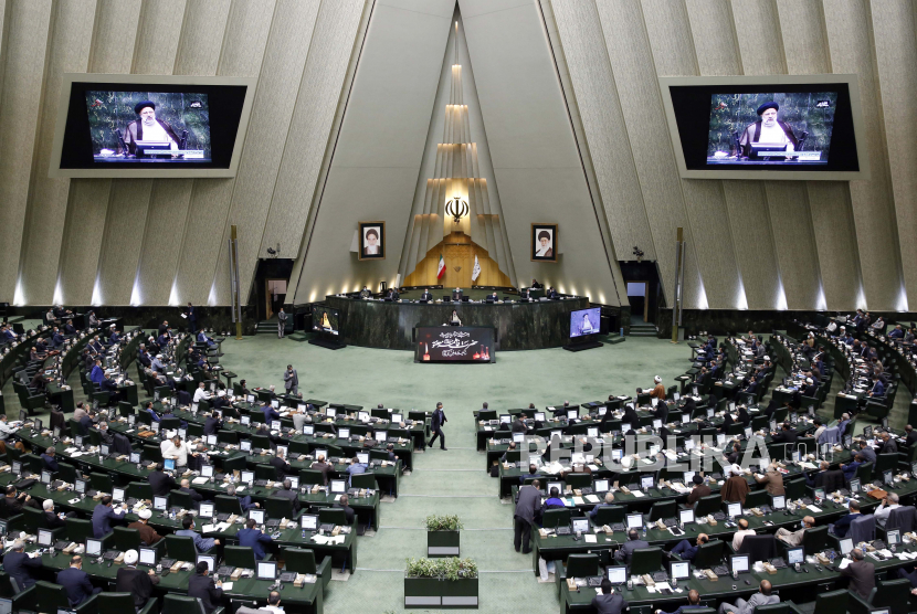  Presiden Iran Ebrahim Raisi (tengah) berbicara selama sesi parlemen di parlemen Iran di Teheran, Iran, 16 November 2021. Raisi mengatakan bahwa pintu untuk diplomasi terbuka untuk negara-negara tetangga dan Barat tetapi untuk diplomasi dua arah mengacu pada AS dan barat atas pembicaraan nuklir.