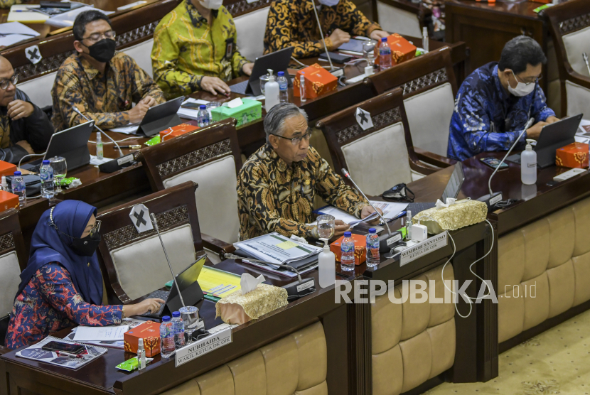 Ketua Dewan Komisioner OJK Wimboh Santoso (tengah) bersama Wakil Ketua Dewan Komisioner OJK Nurhaida (kiri) dan Anggota Dewan Komisioner/Kepala Eksekutif Pengawas Perbankan Heru Kristiyana (kanan) mengikuti Rapat Kerja dengan Komisi XI DPR di Kompleks Parlemen, Senayan, Jakarta, Kamis (9/12/2021). Rapat tersebut membahas evaluasi kinerja OJK tahun 2021 dan pembentukan panja penerimaan dan pengeluaran Rencana Kerja dan Anggaran (RKA) OJK 2022. 