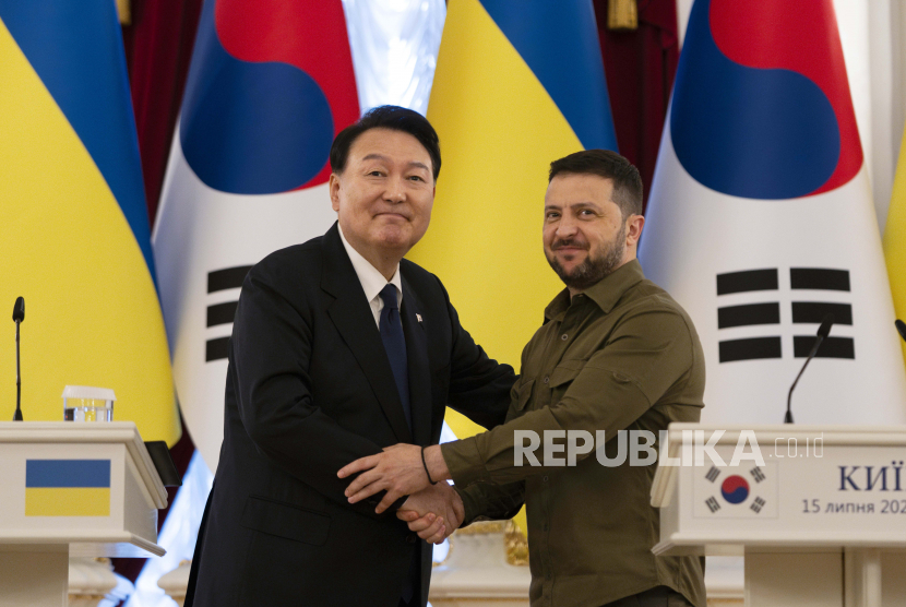 Presiden Korea Selatan Yoon Suk Yeol, kiri, dan Presiden Ukraina Volodymyr Zelenskyy berdiri berfoto bersama di Kyiv, Ukraina, 15 Juli 2023,.