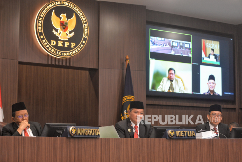 Ketua Majelis Hakim DKPP Heddy Lugito membacakan sidang putusan pelanggaran kode etik yang melibatkan ketua dan anggota KPU RI di Ruang Sidang DKPP, Jakarta, Senin (15/1/2024). 