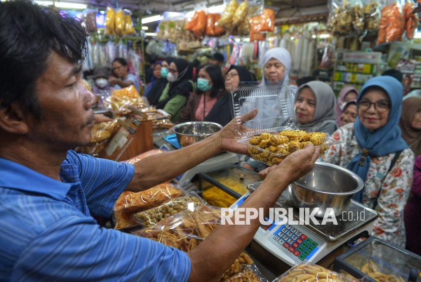 Warga berburu kue kering di Toko Kue Satu Hati, Pasar Jatinegara, Jakarta, Sabtu (7/3/2026). Toko penjualan kue kering yang berada di lantai dasar tersebut mulai diserbu warga untuk membeli sajian saat merayakan Lebaran. Sejumlah warga sengaja berbelanja kue Lebaran lebih awal untuk menghindari kehabisan kue favorit, seperti nastar, kue keju, putri salju dan lainnya. Menurut warga, mereka memilih berbelanja di lokasi ini karena harganya relatif lebih terjangkau, yakni mulai dari Rp80 ribu hingga Rp200 ribu per kilogram, tergantung jenis dan kualitas bahan yang digunakan.