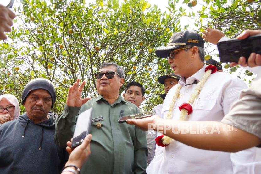 Bupati Garut Rudy Gunawan mendampingi Wakil Menteri Pertanian Harvick Hasnul Qolbi (kanan) saat kunjungan kerja di Desa Cintanagara, Kecamatan Cigedug, Kabupaten Garut, Jawa Barat, Rabu (2/8/2023). 