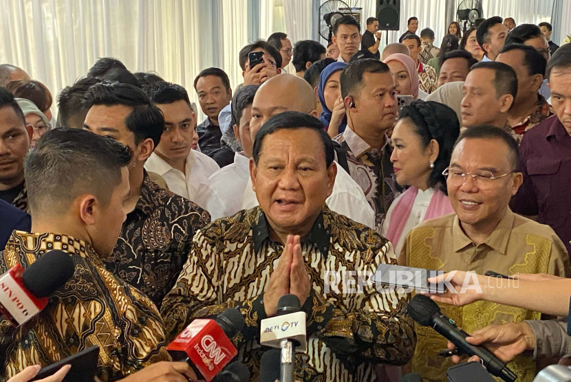 Presiden terpilih, Prabowo Subianto usai menghadiri acara silaturahim di rumah dinas Wakil Ketua DPR Sufmi Dasco Ahmad l, Jakarta, Kamis (11/4/2024). 