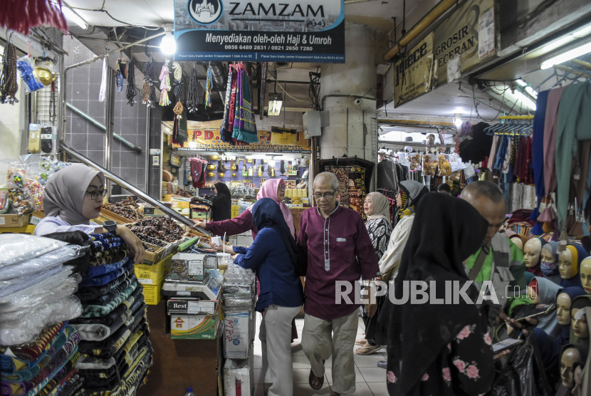 Pedagang melayani pembeli di pusat oleh-oleh haji dan umrah di kawasan Pasar Baru, Jalan Otto Iskandar Dinata, Kota Bandung, Jawa Barat, Rabu (24/5/2023). Bank Indonesia (BI) meyakini pertumbuhan ekonomi Indonesia tetap kuat.