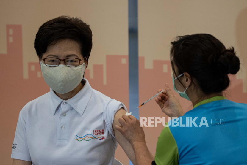 Kepala Eksekutif Hong Kong Carrie Lam menerima suntikan vaksin COVID-19 Sinovac di Pusat Vaksinasi Komunitas yang didirikan di Perpustakaan Pusat Hong Kong, di Hong Kong, Cina, 22 Februari 2021.