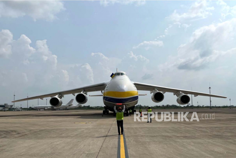 Pesawat kargo terbesar di dunia, Antonov Internasional AN124-100, berhasil mendarat dan lepas landas di Bandara Internasional Jawa Barat (BIJB) Kertajati di Kabupaten Majalengka, pada Rabu, 22 Maret 2023. 