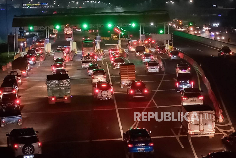 Kondisi arus lalu lintas kendaraan di pintu keluar gerbang tol (GT) Cileunyi, Kabupaten Bandung, Jawa Barat, Selasa (18/4/2023) malam. 