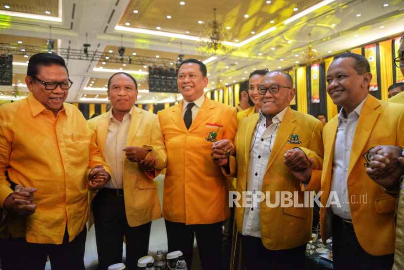 Ketua Dewan Pakar Partai Golkar Agung Laksono, Politis Golkar Zainudin Amali, Ketua Pelaksana Rapimnas dan Munas XI Partai Golkar Bambang Soesatyo, Ketua Dewan Pembina Partai Golkar Aburizal Bakrie dan Calon Ketua Umum Partai Golkar Bahlil Lahadalia (dari kiri) usai menghadiri pembukaan munas XI Partai Golkar di Jakarta Convention Center, Jakarta, Selasa (20/8/2024). Partai Golkar menggelar Munas XI dengan agenda salah satunya yaitu pemilihan Ketua Umum DPP Partai Golkar Periode 2024-2029.