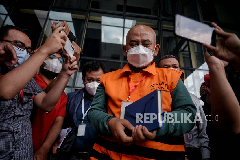 Tersangka kasus dugaan korupsi pengadaan barang di Pemkot Bekasi, yaitu Wali Kota nonaktif Rahmat Effendi di Gedung Merah Putih KPK, Jakarta Selatan,  Selasa (25/1/2022). 