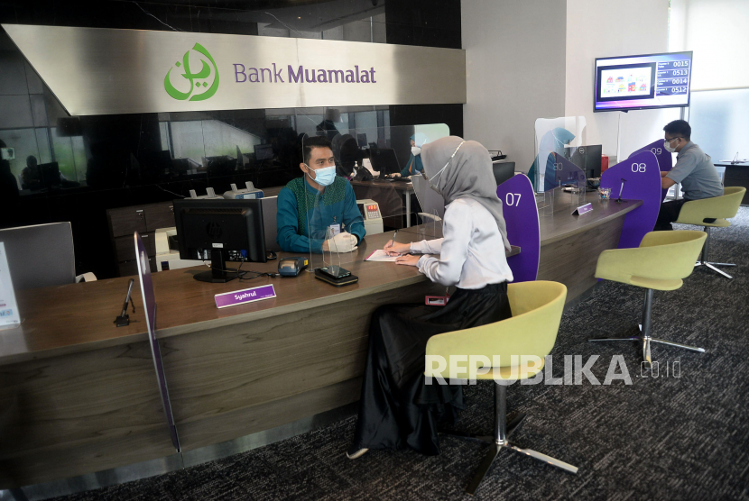 Karyawan melayani nasabah di kantor pusat Bank Muamalat, Jakarta (ilustrasi). PT Bank Muamalat Indonesia Tbk. akan melantai di bursa saham pada kuartal IV 2023. 