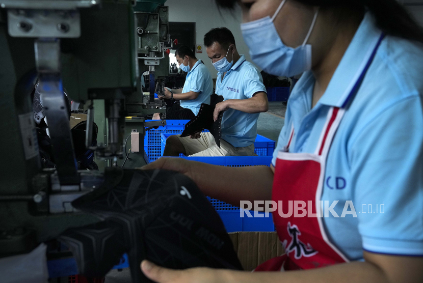  Pekerja di pabrik sepatu seluncur es di sebuah pabrik manufaktur di taman industri peralatan olahraga es dan salju di Zhangjiakou di provinsi Hebei, China barat laut, Kamis, 15 Juli 2021. 