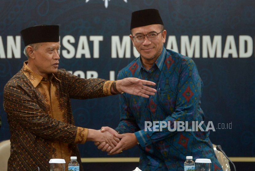 Ketua KPU Hasyim Asyari bersama Ketua Umum PP Muhammadiyah Haedar Nashir saat melakukan pertemuan di Gedung Pusat Dakwah Muhammadiyah, Jakarta, Selasa (3/1/2023). Pertemuan silaturahhim tersebut berlangsung secara tertutup. Muhammadiyah Ingin Pembelahan Politik pada Pemilu tak Lagi Terjadi