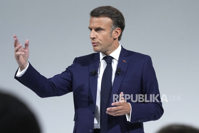 Presiden Prancis Emmanuel Macron menyampaikan pidato, Rabu 12 Juni 2024 di Paris. Macron menangguhkan pengiriman senjata untuk Israel.