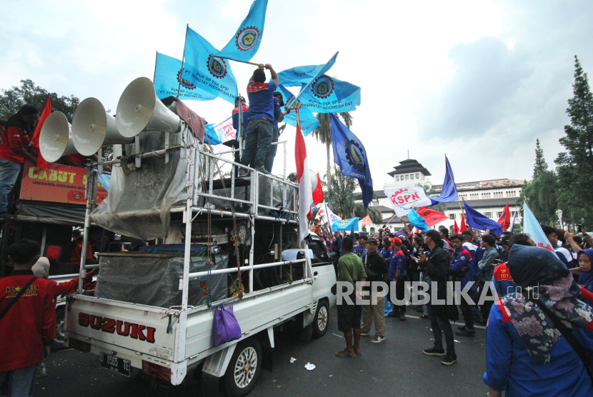 Ribuan buruh dari berbagai daerah di Jawa Barat (Jabar) menggelar aksi di depan Gedung Sate, Kota Bandung. 