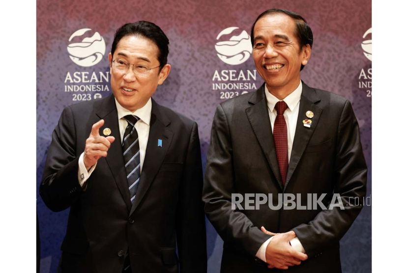 Perdana Menteri Jepang Fumio Kishida (kiri) bersama Presiden Jokowi saat menghadiri KTT ke-26 ASEAN-Jepang di Jakarta, Rabu (6/9/2023).