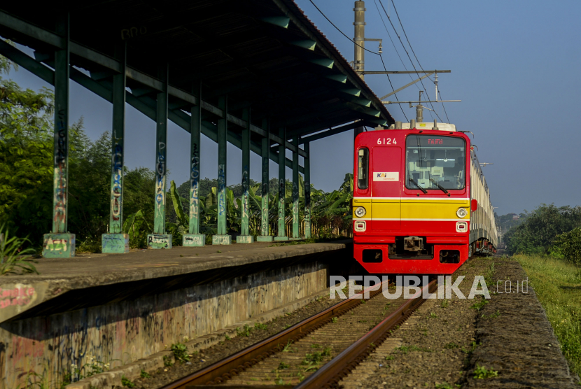 Rangkaian KRL Commuter Line melintasi Stasiun Pondok Rajeg, Kota Depok, Jawa Barat, Senin (7/6). Proses pembangunan untuk reaktivitasi di stasiun yang berbatasan dengan Kabupaten Bogor ini sedang berlangsung.