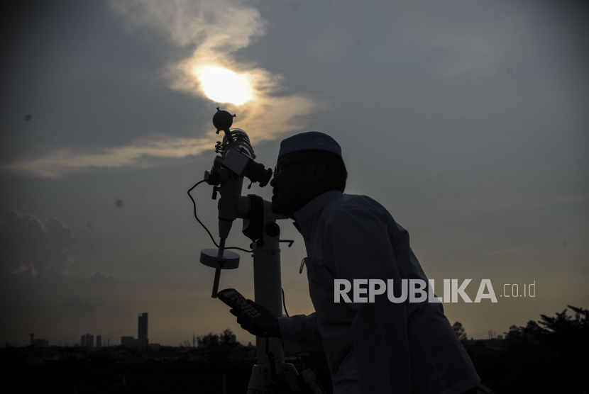 Petugas saat memantau hilal di Masjid Al Musyariin, Jakarta, Ahad (1/5/2022). Ahli Astronomi Arab Saudi Sebut Jumat Hari Pertama Idul Fitri 2023