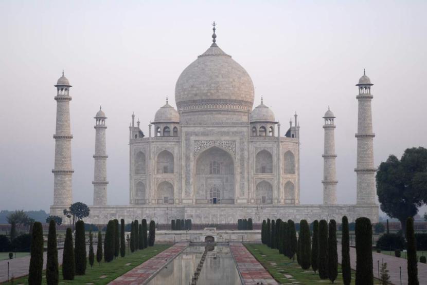 Kompleks Taj Mahal di Agra, India. Situs ini dibangun Dinasti Mughal, salah satu daulah Islam yang masyhur berlakukan kebijakan toleransi.