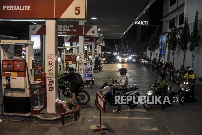 Sejumlah pengendara sepeda motor antre untuk mengisi bahan bakar minyak (BBM) di SPBU Pertamina Riau, Jalan LLRE Martadinata, Kota Bandung, Senin (29/8/2022). Pemerintah berencana akan menaikkan harga bahan bakar minyak (BBM) subsidi pertalite dan solar dalam waktu dekat imbas dari anggaran subsidi yang membengkak. Sementara itu pemerintah akan mengalihkan anggaran subsidi BBM untuk bansos yang mencapai Rp24,17 triliun. Republika/Abdan Syakura