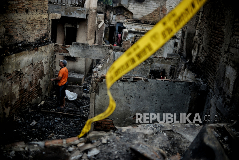 Warga mencari puing-puing bangunan di lokasi terdampak kebakaran di kawasan Pasar Gembrong, Kecamatan Jatinegara, Jakarta Timur, Senin (25/4/2022).