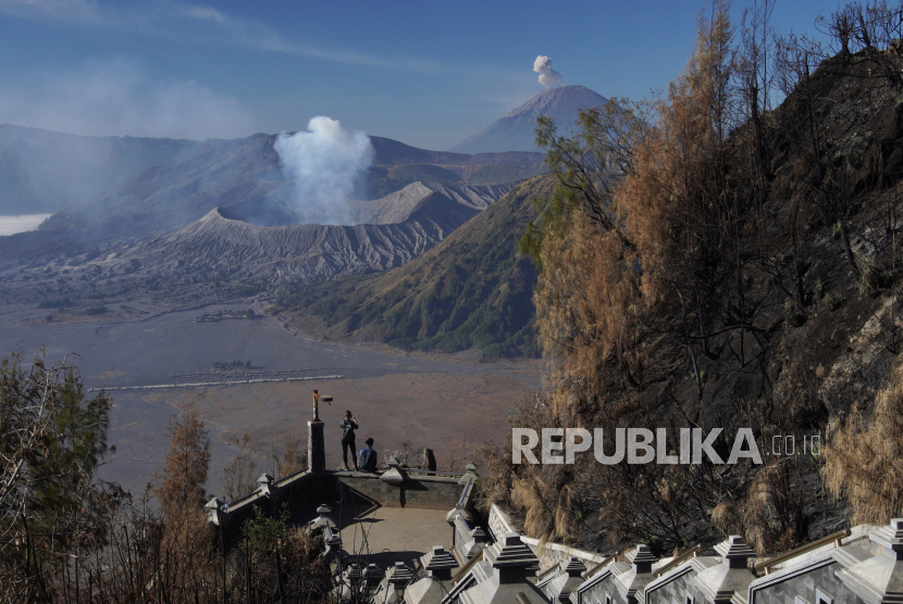 Sejumlah wisatawan mengabadikan gambar Gunung Bromo dari Puncak Seruni Point di Probolinggo, Selasa (19/9/2023).