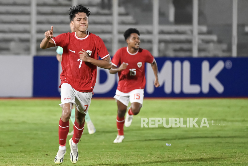 Pesepak bola timnas Indonesia U-20 Figo Dennis Saputrananto (depan) berselebrasi usai mencetak gol ke gawang China U-20.