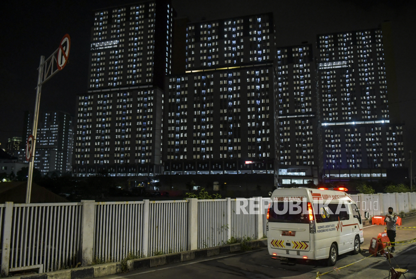 Petugas memeriksa ambulans yang tiba di Rumah Sakit Darurat Penanganan COVID-19, Wisma Atlet Kemayoran, di Jakarta, Kamis (10/9/2020). Penyalaan lampu-lampu di Wisma Atlet bukan berarti semua tower terisi pasien COVID-19 tapi menjadi simbol kesiapan Wisma Atlet menghadapi semakin tingginya kasus positif di Ibu Kota, sementara itu  Pemerintah Provinsi DKI Jakarta akan kembali memberlakukan pembatasan sosial berskala besar (PSBB) total mulai 14 September 2020. 