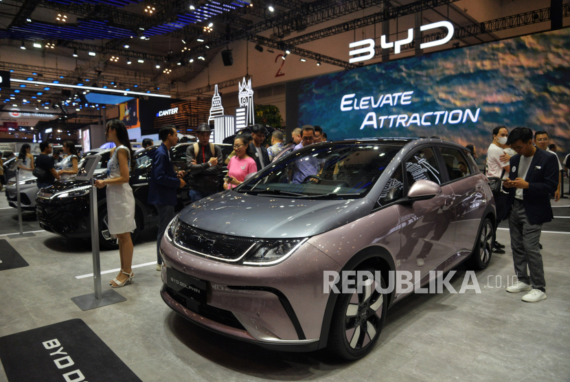 Pengunjung memadati booth BYD dalam ajang Gaikindo Indonesia Internasional Auto Show (GIIAS) 2024. BYD produsen kendaraan listrik terbesar melaporkan peningkatan penjualan