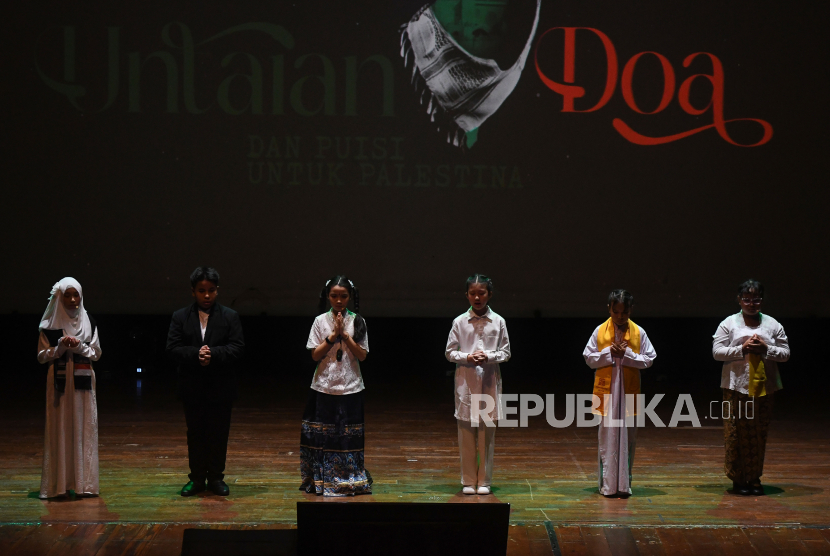 Children of six faiths in Indonesia take turns praying during Prayer and Poetry for Palestine event at H. Usmar Ismail Film Center Building, Jakarta, Tuesday (2/1/2024). The event, organized by the Ministry of Religious Affairs, featured a number of writers and artists to offer prayers and poems of concern for Palestinians who have suffered so far from being invaded by Israel. BETWEEN PHOTOS/Aditya Pradana Putra/Spt.