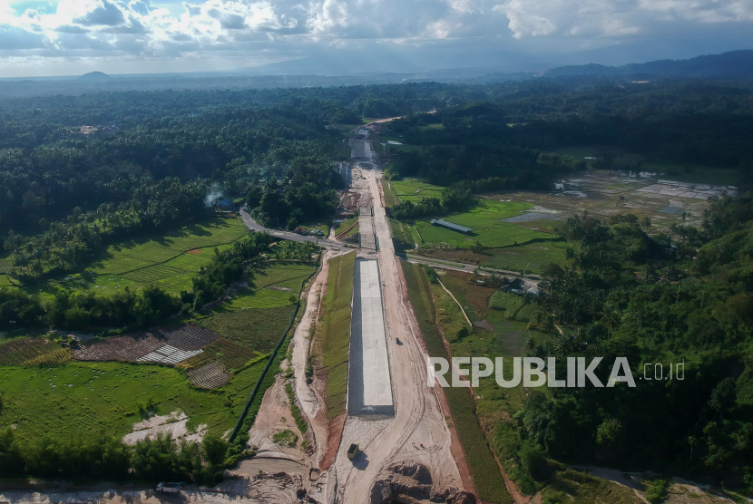 Foto udara kelanjutan pembangunan tol Padang-Sicincin di Padang Pariaman, Sumatera Barat, Senin (22/5/2023).